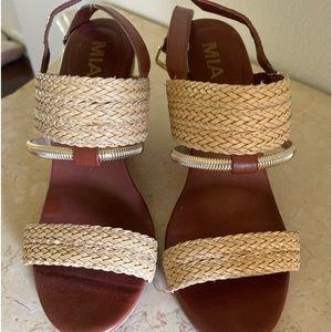 Mia size 8.5 tan wedge